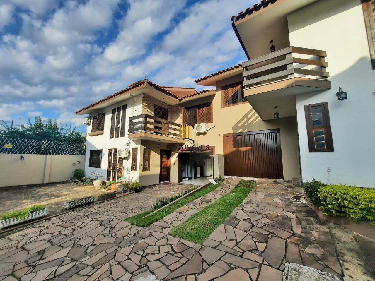 casa em condomínio com 3 dormitórios, sendo 1 suíte e vaga para dois carros no bairro Tristeza