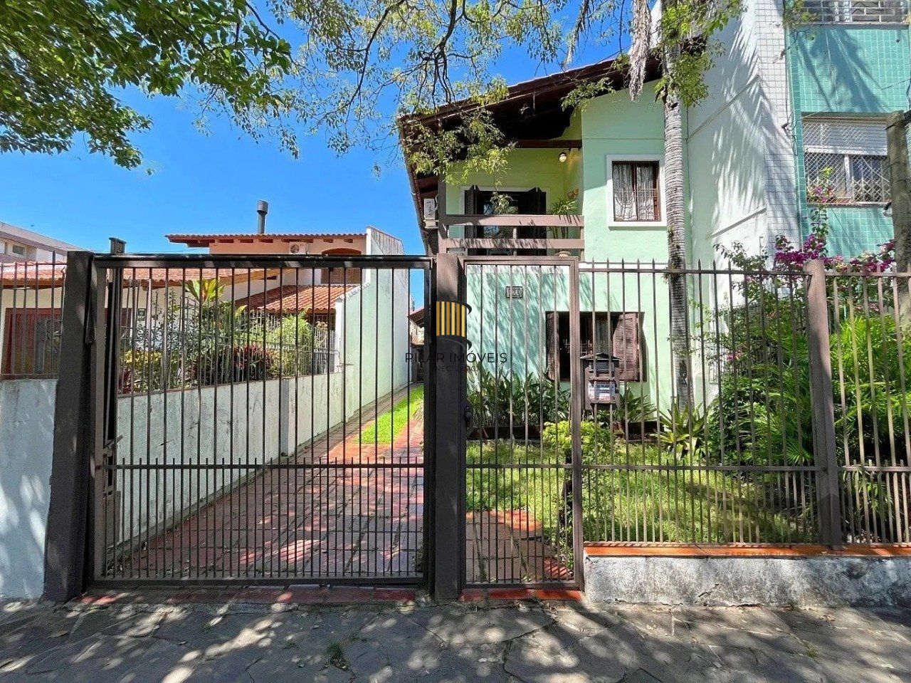 casa com 3 dormitórios, sendo 1 suíte, vaga para 4 carros, no bairro Santana - Pilar Imóveis
