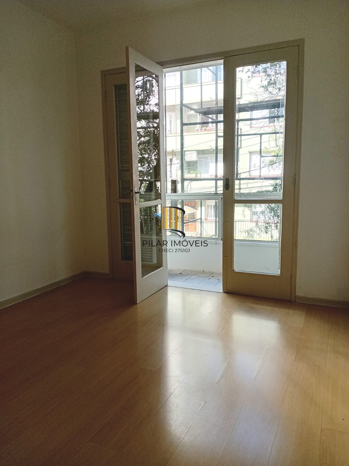 Apartamento 3 dormitórios, frente, sacada no bairro Santana - Porto Alegre - RS