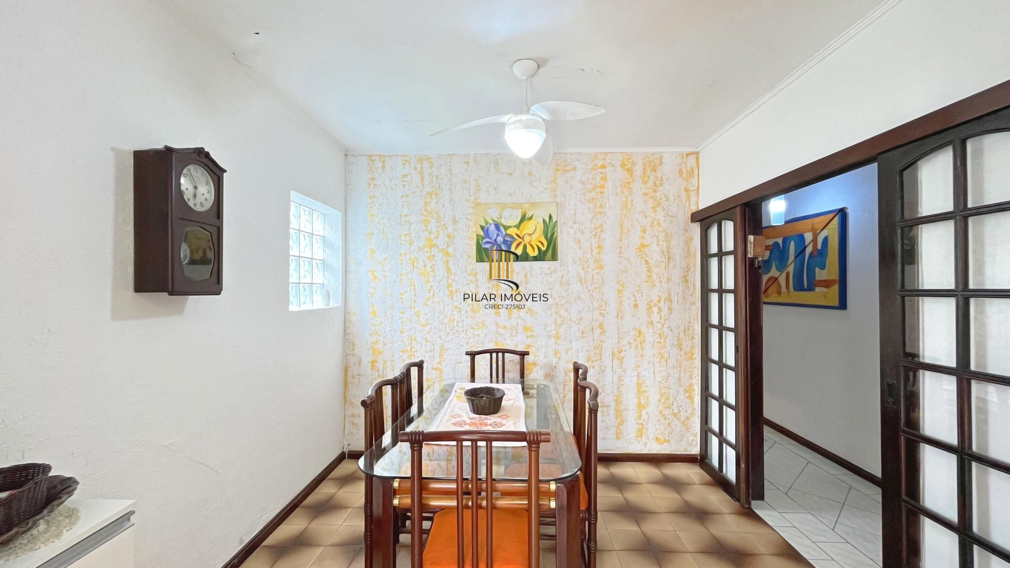 Casa de 156m², com 3 dormitórios, 1 suíte em terreno de 450m²; na Vila Nova