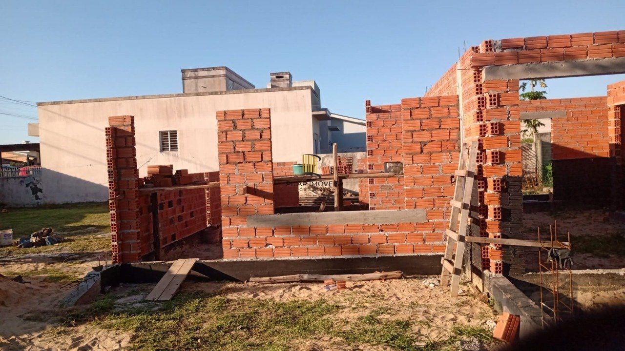 Casa com 3 dormitórios, 1 suíte, sacada, churrasqueira , vaga de garagem, em Passo de Torres/SC