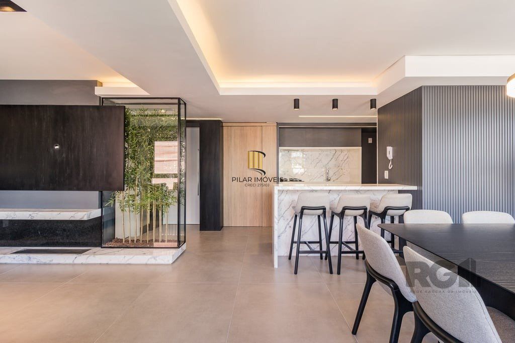 Apartamento para Venda - 130.07m², 3 dormitórios, sendo 3 suites, 3 vagas - Petrópolis