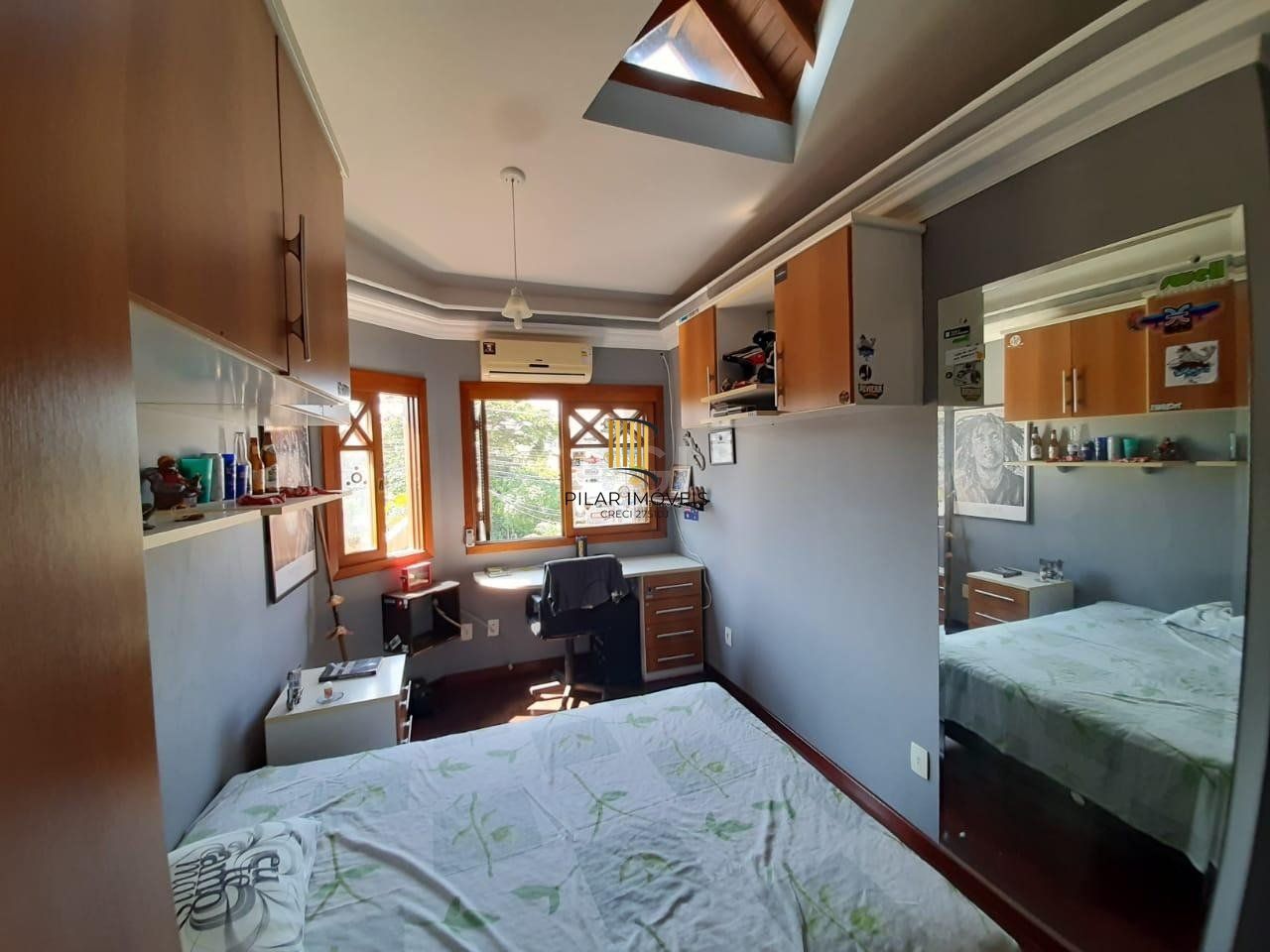Casa para Venda - 274m², 3 dormitórios, sendo 1 suites, 3 vagas - Guarujá, Porto Alegre
