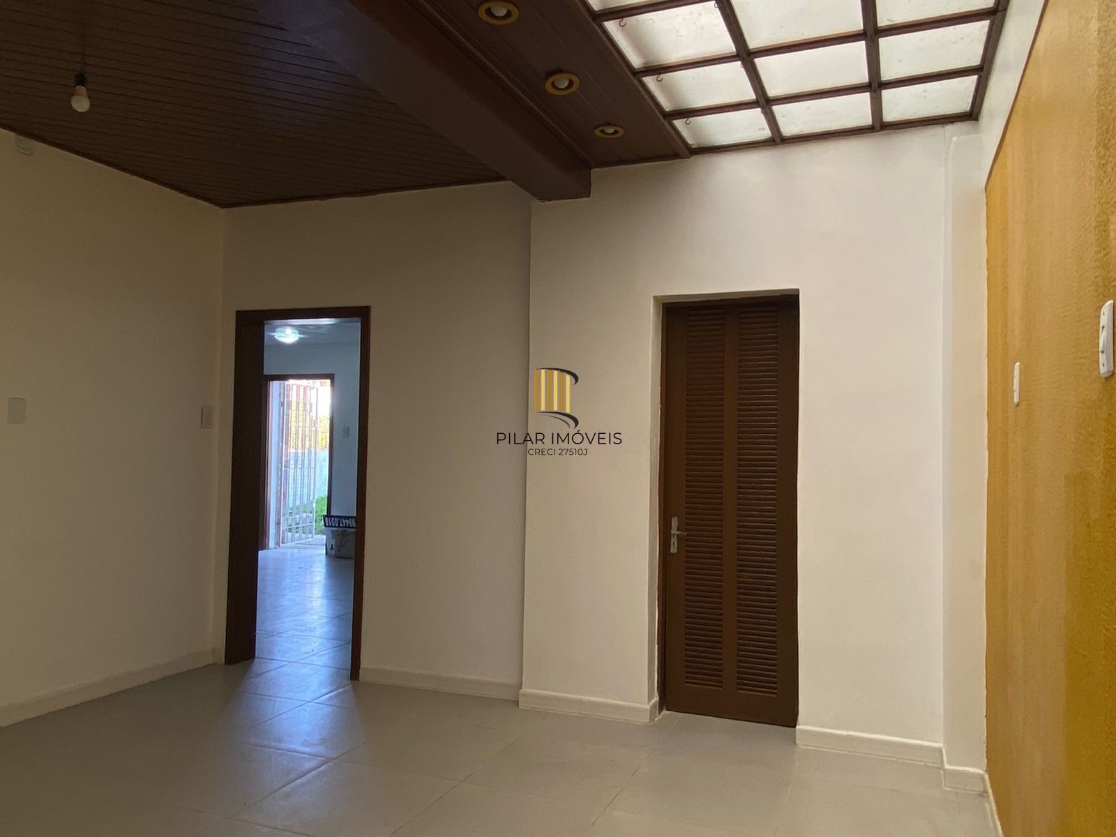 Casa de (3)três quartos, sendo uma suíte com duas vagas de garagem.