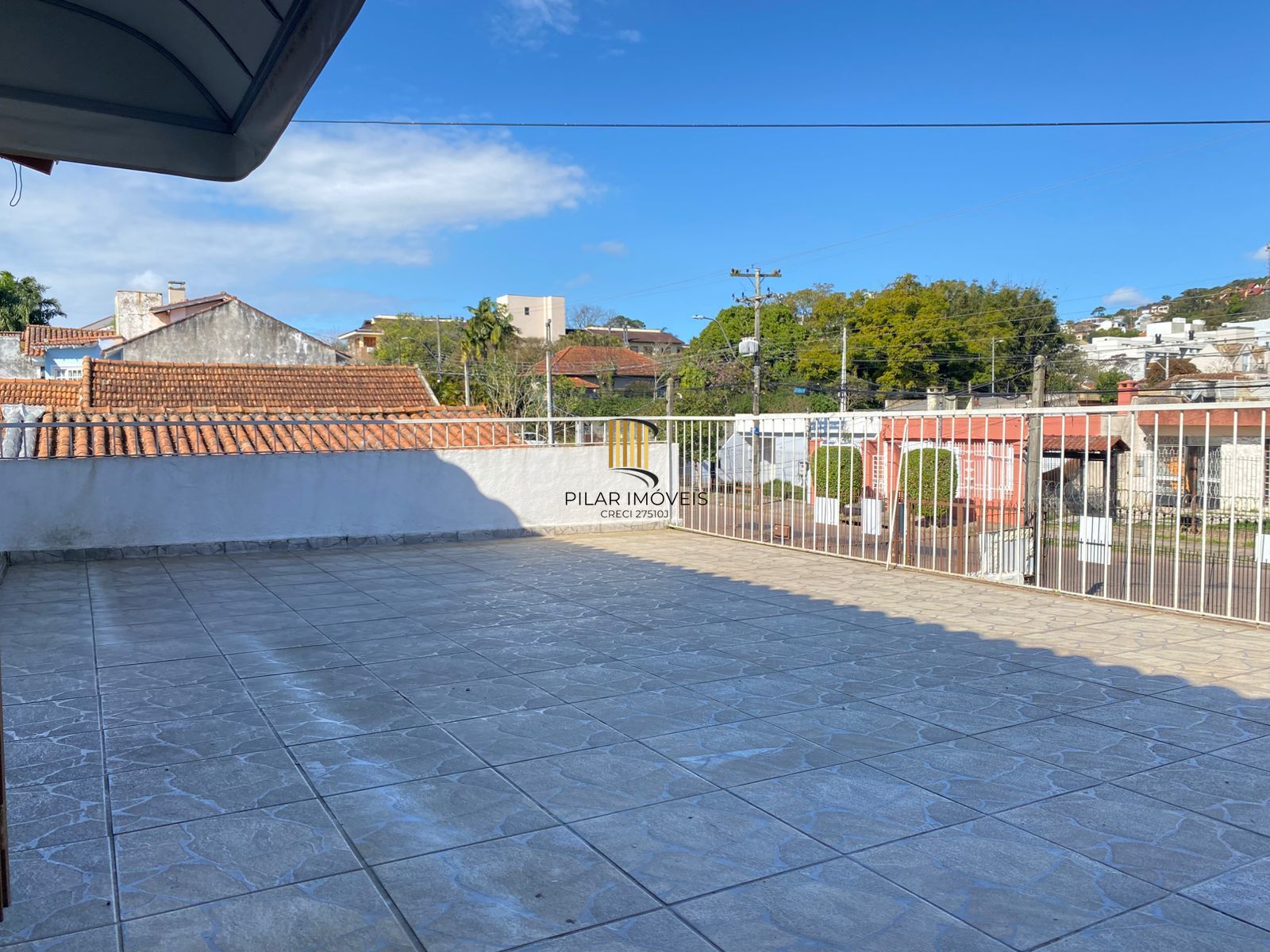 Casa de (3)três quartos, sendo uma suíte com duas vagas de garagem.