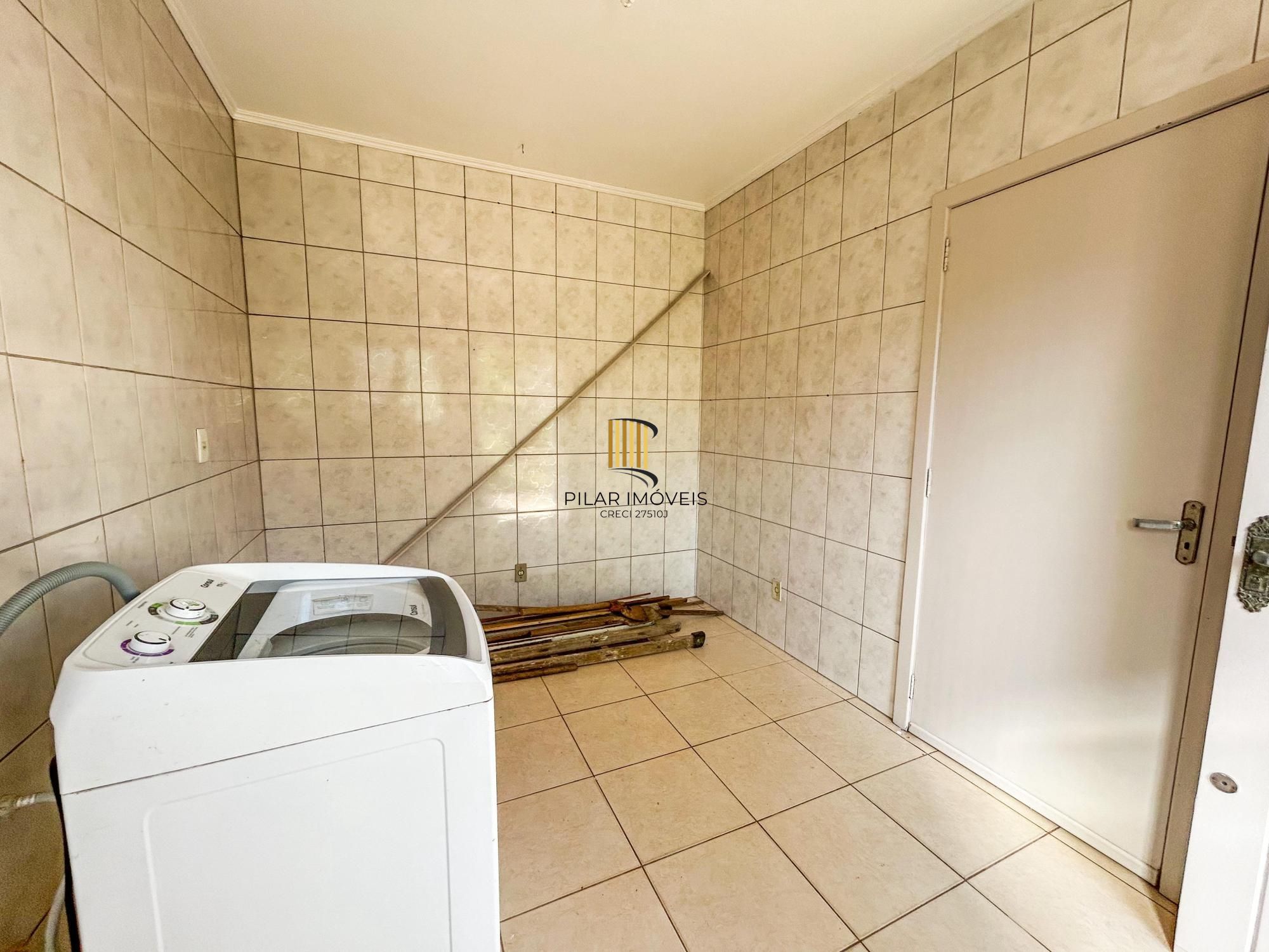 CASA 03 dormitórios, 01 suíte, terraço, pátio, garagens cobertas na VILA NOVA - ótima localização