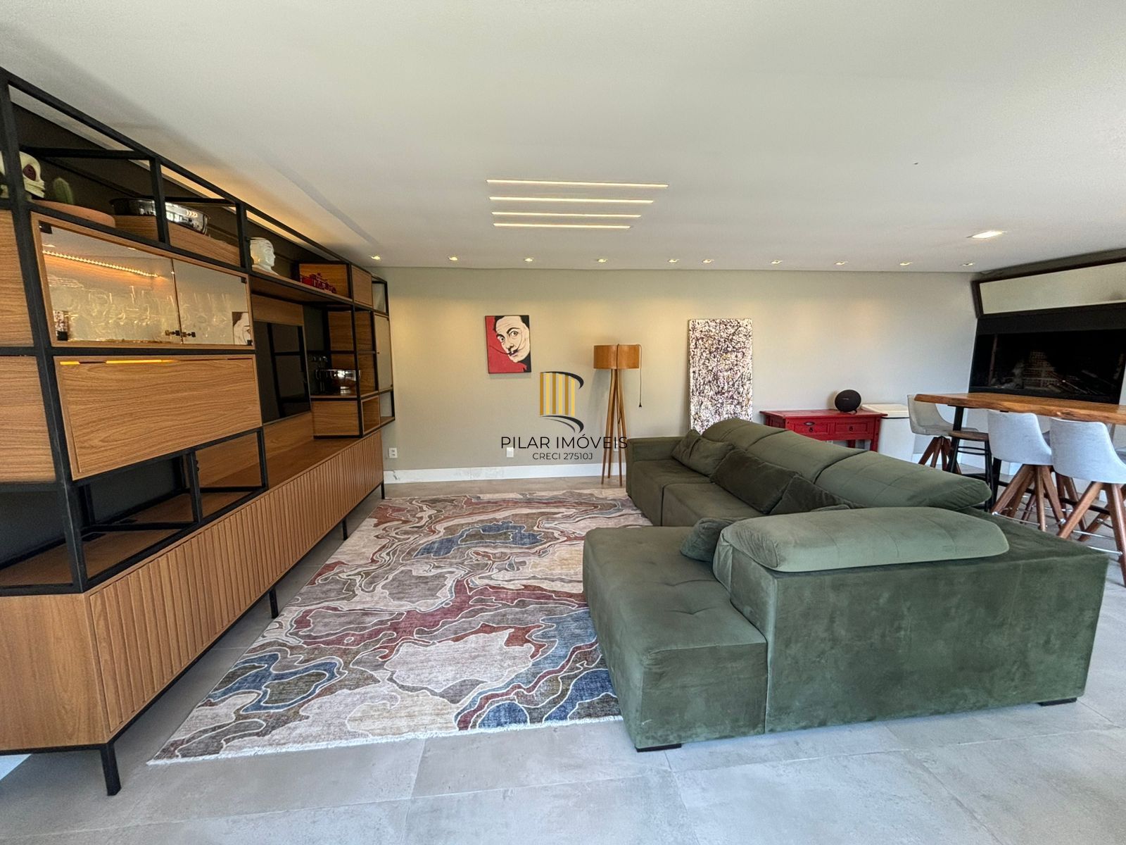Casa 4 dormitórios, 1 suíte, 03 vagas, Bairro Três Figueiras, Porto Alegre.