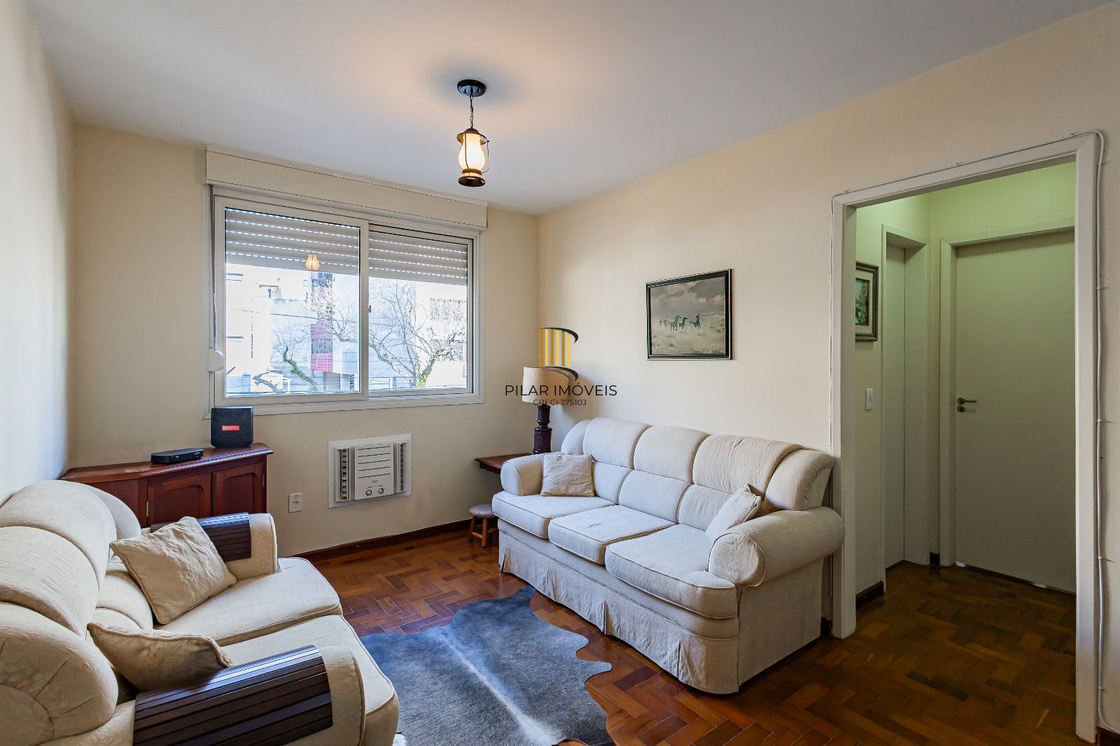 Apartamento a venda com dois dormitorios e vaga coberta no bairro Menino Deus.