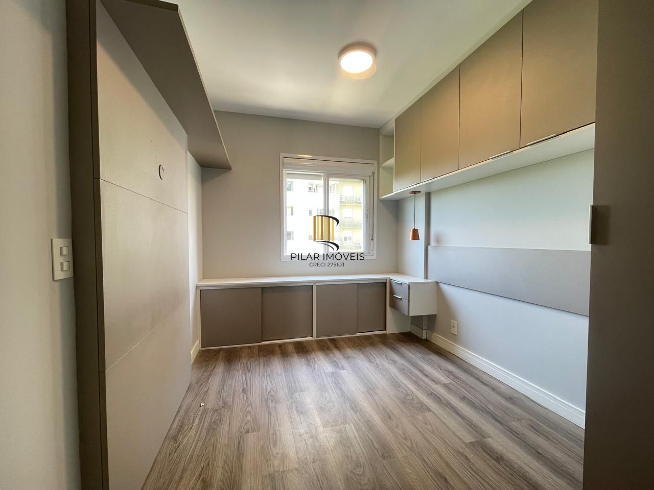 Impecável apartamento semimobiliado, 2 dormitórios, 2 banheiros e 1 vaga coberta