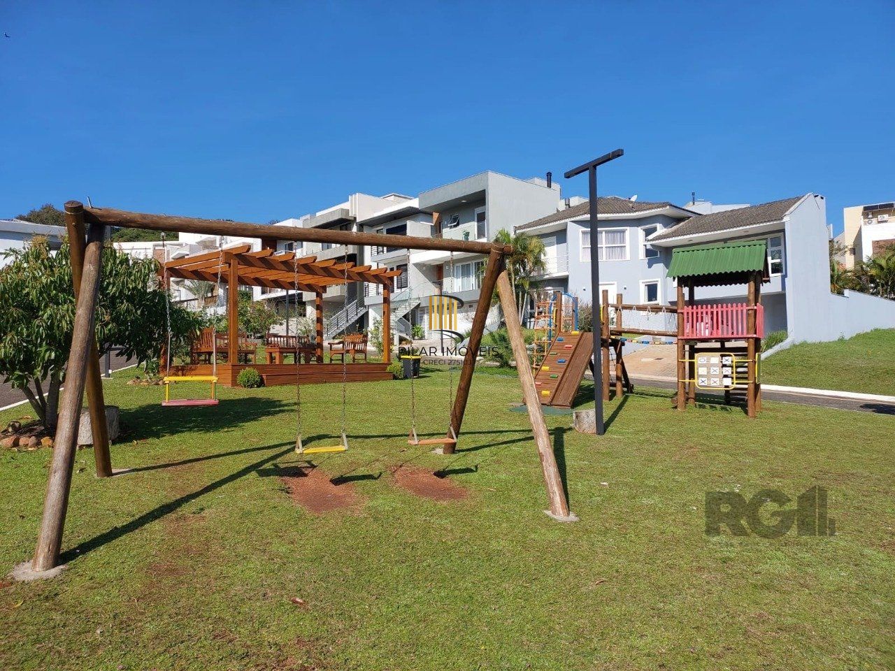 Casa para Venda - 296m², 3 dormitórios, sendo 1 suites, 3 vagas - Vila Nova, Porto Alegre