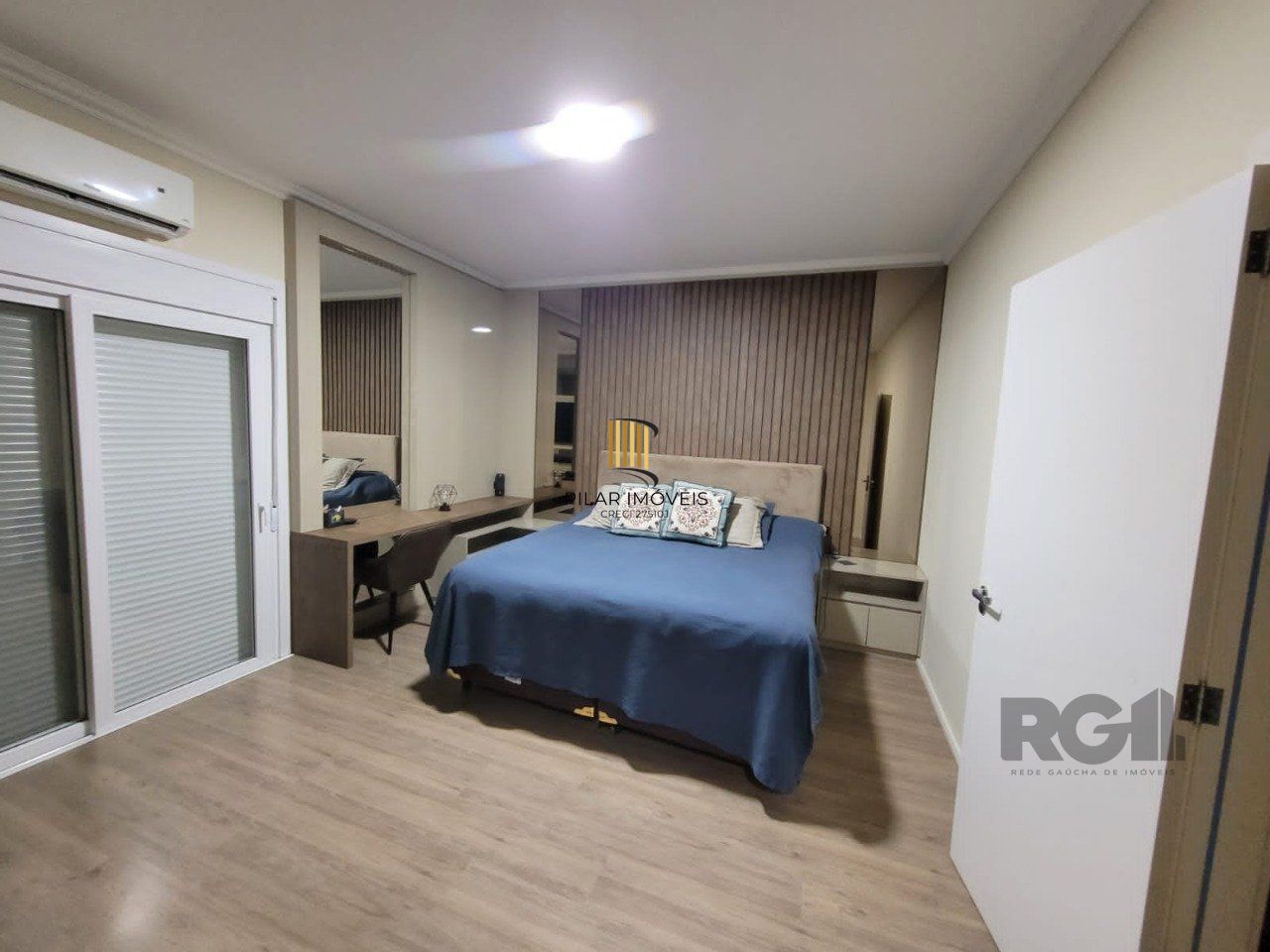 Casa com 3 quartos, 1 suíte, churrasqueira, lareira, 2 vagas de garagem, no bairro Hípica, Porto Alegre/RS