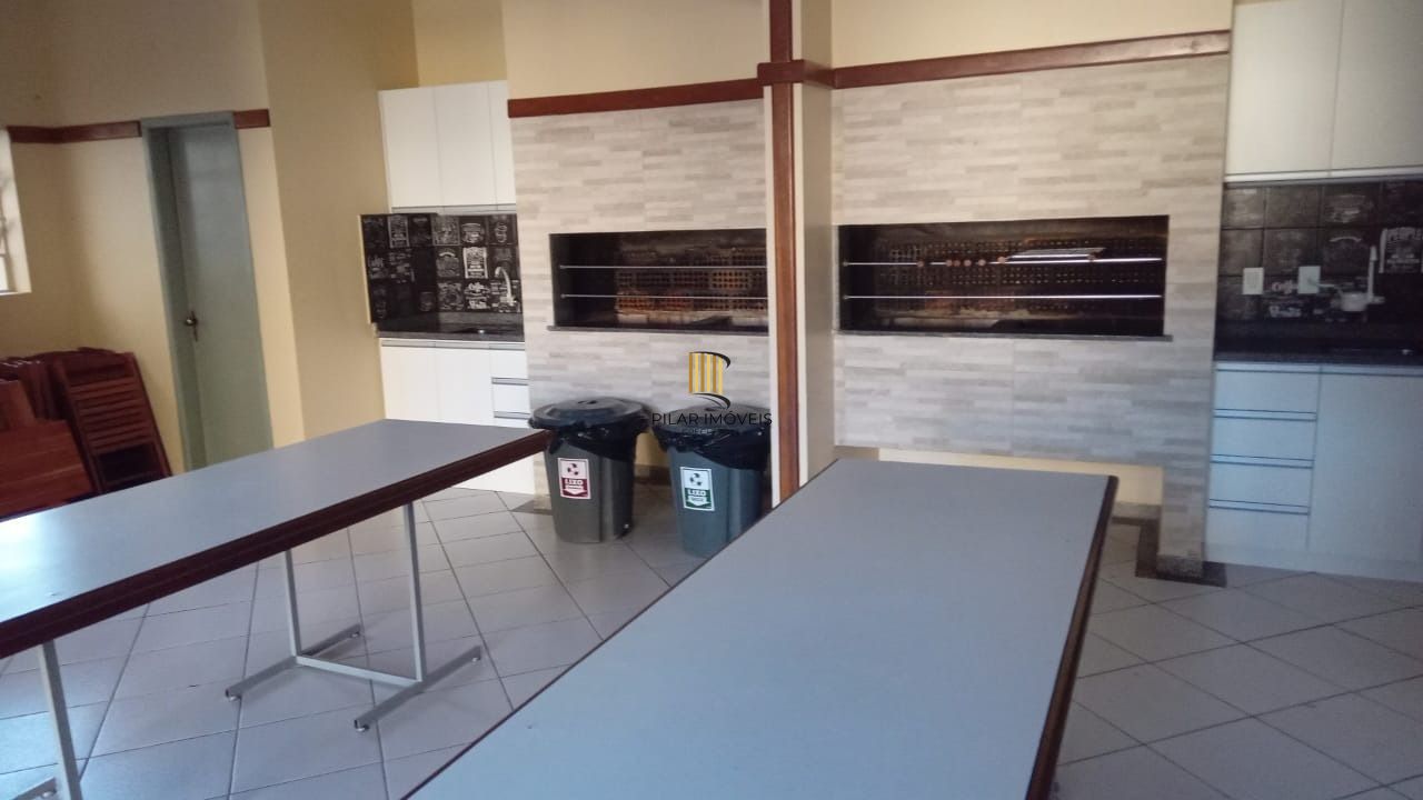 Apartamento de 2 dormitórios um lance de escada