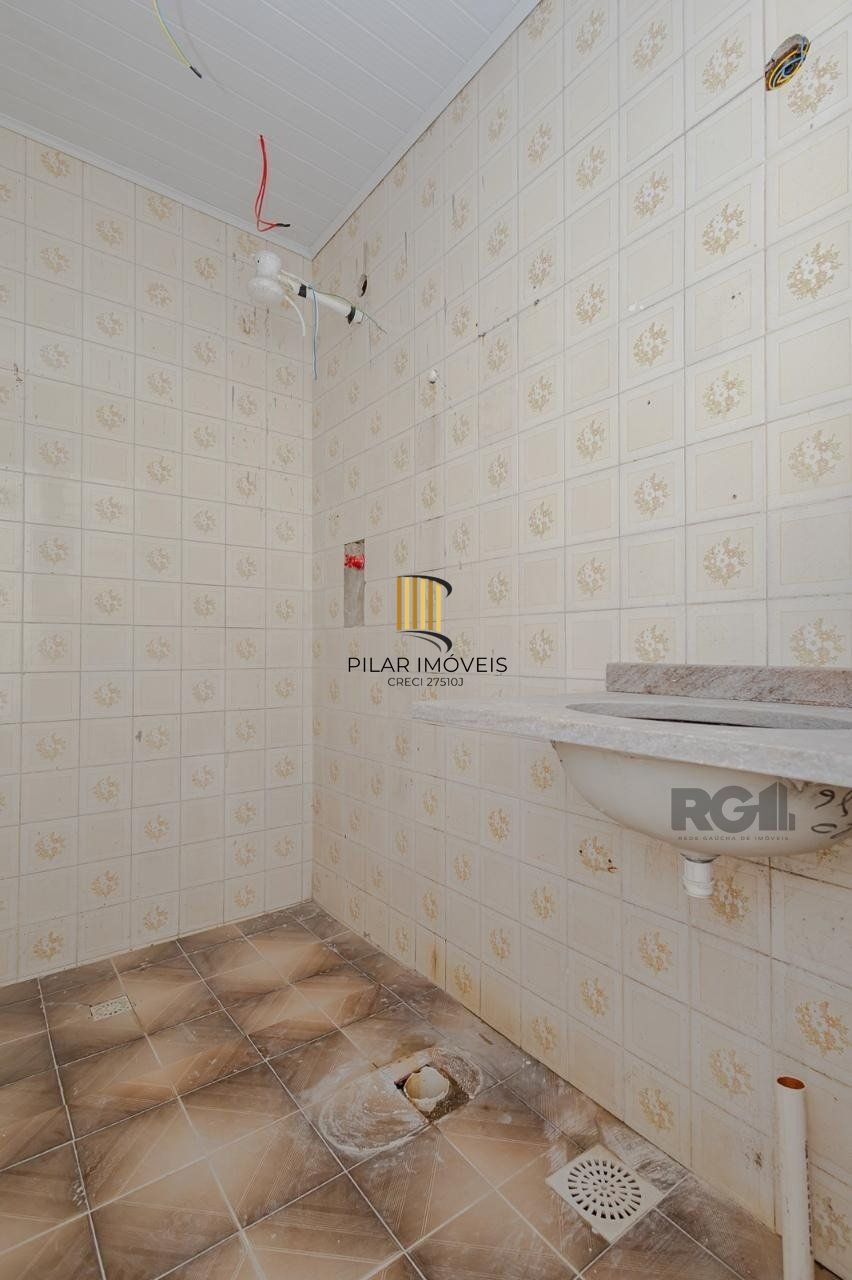 Casa de 3 dormitórios, suíte no bairro Teresópolis com 4 vagas de garagem