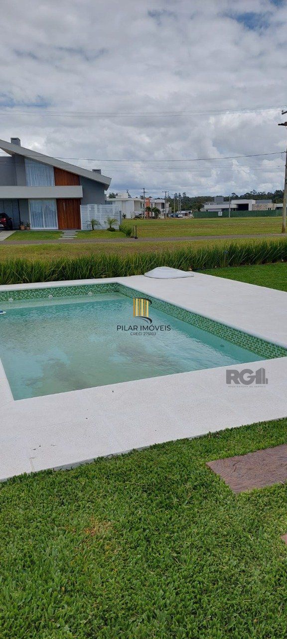 Casa em condomínio com 3 dormitórios, sendo todos suítes em Torres