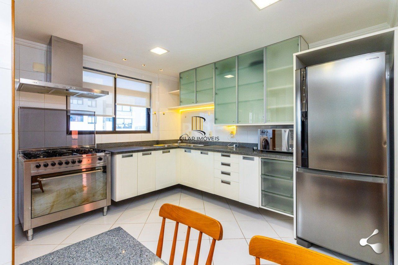 Espetacular Apto. semi mobiliado no bairro Rio Branco, Porto Alegre/RS, um por andar, 195m, andar alto, lareira, churrasqueira, 3 suites, 4 vagas