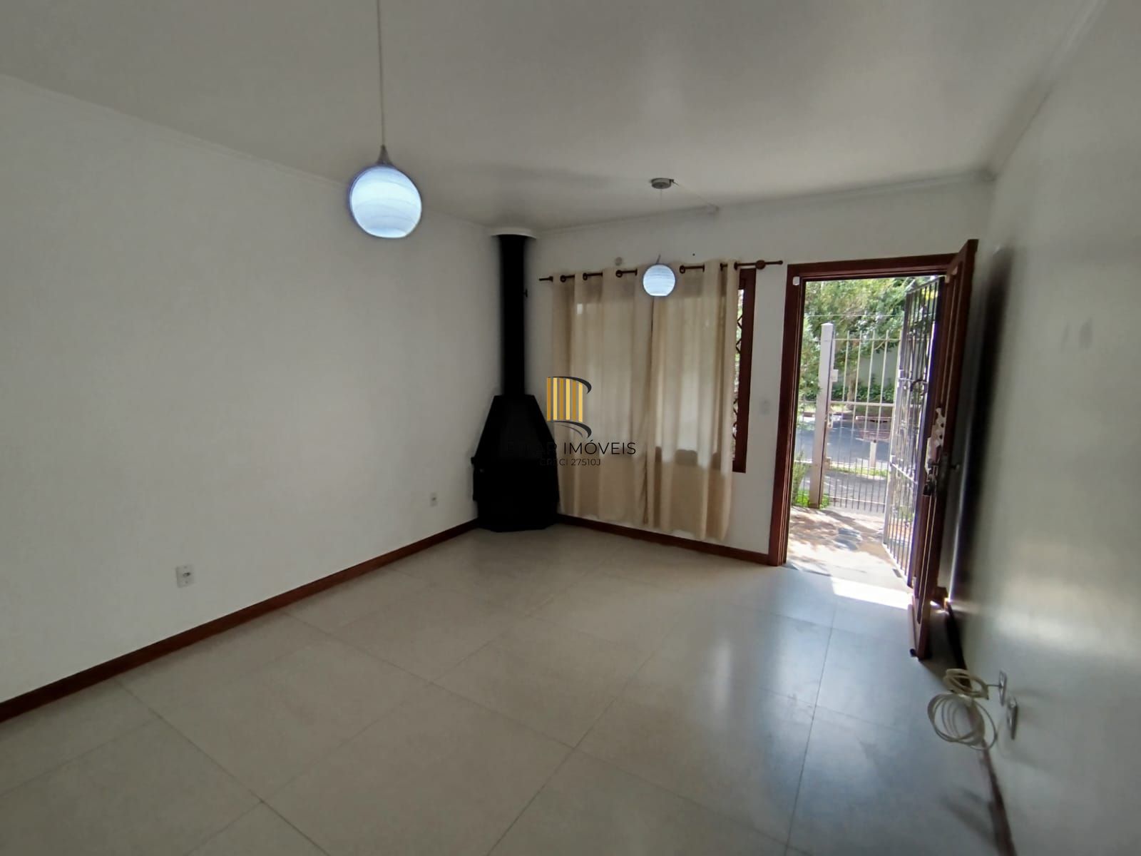 Casa com 03 quartos e 01 vaga no Bairro Cristal