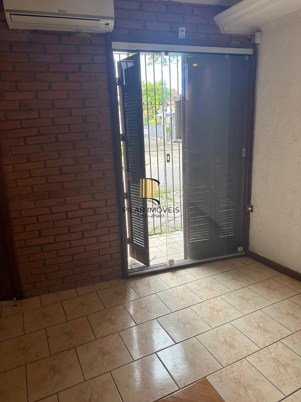 Casa com 03 quartos e 02 vagas de garagem