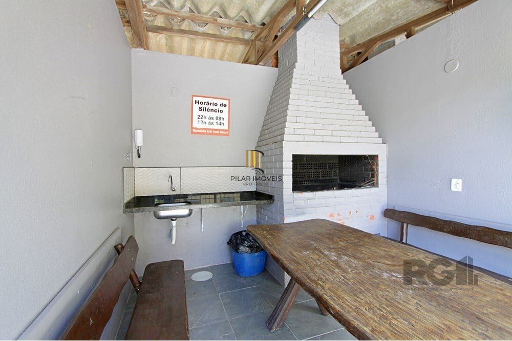 Apartamento com 02 quartos e 01 vaga escriturada e coberta, na Av. Antônio de Carvalho