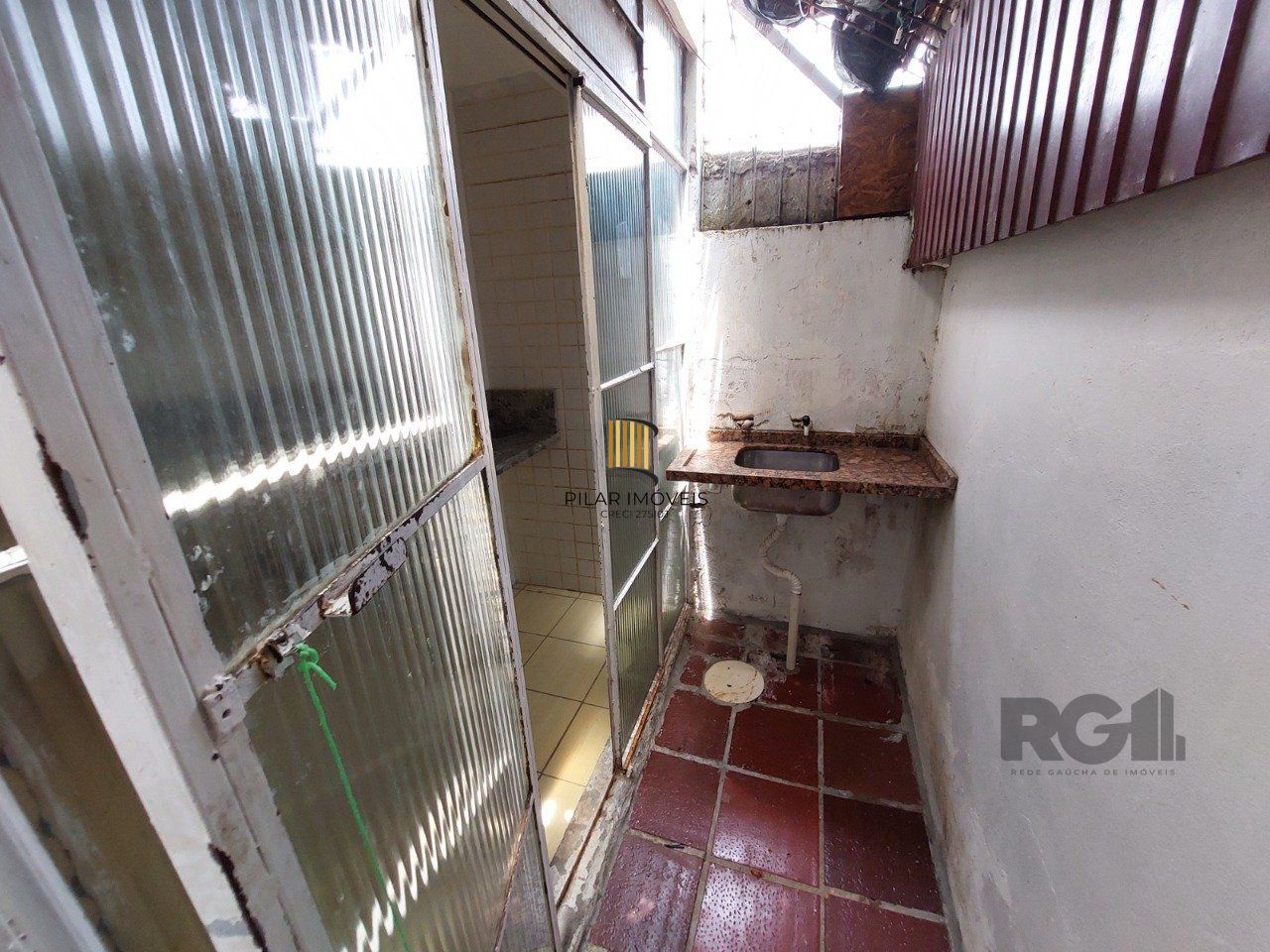APTO 02 DORMITÓRIOS AMPLAS PEÇAS - 01 VAGA ESCRITURADA NO BAIRRO TRISTEZA