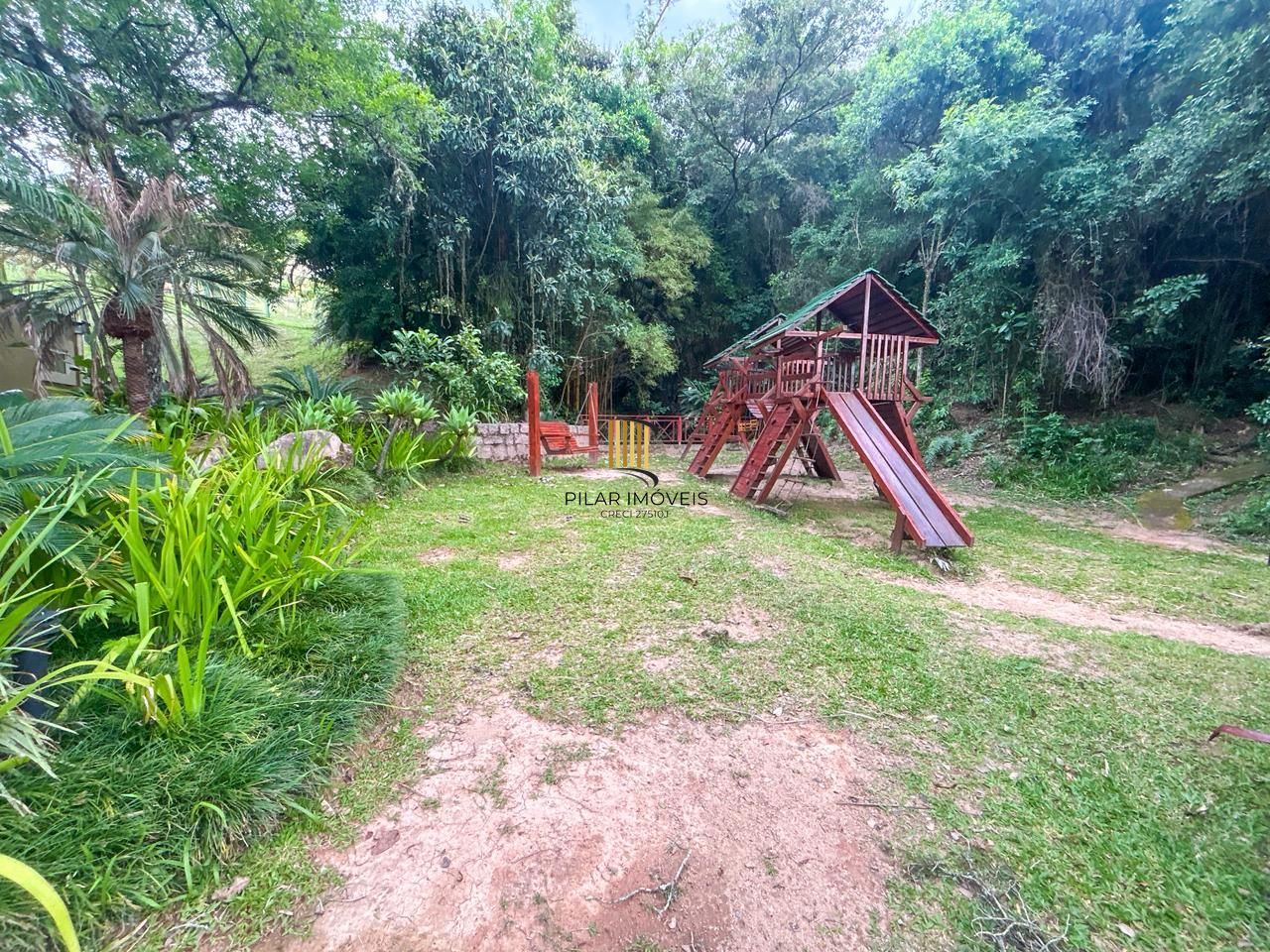 Casa em Condomínio com 03 quartos, 01 suíte e 02 vagas cobertas - Teresópolis