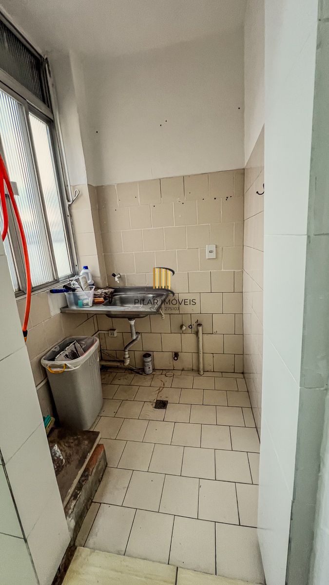 Apartamento com 02 quartos e 01 vaga, no Bairro Navegantes em Porto Alegre