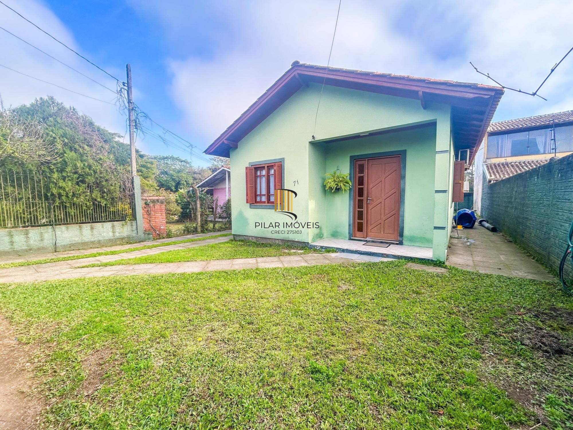 Casa 02 dormitórios e demais peças, amplo terreno plano com 300m².