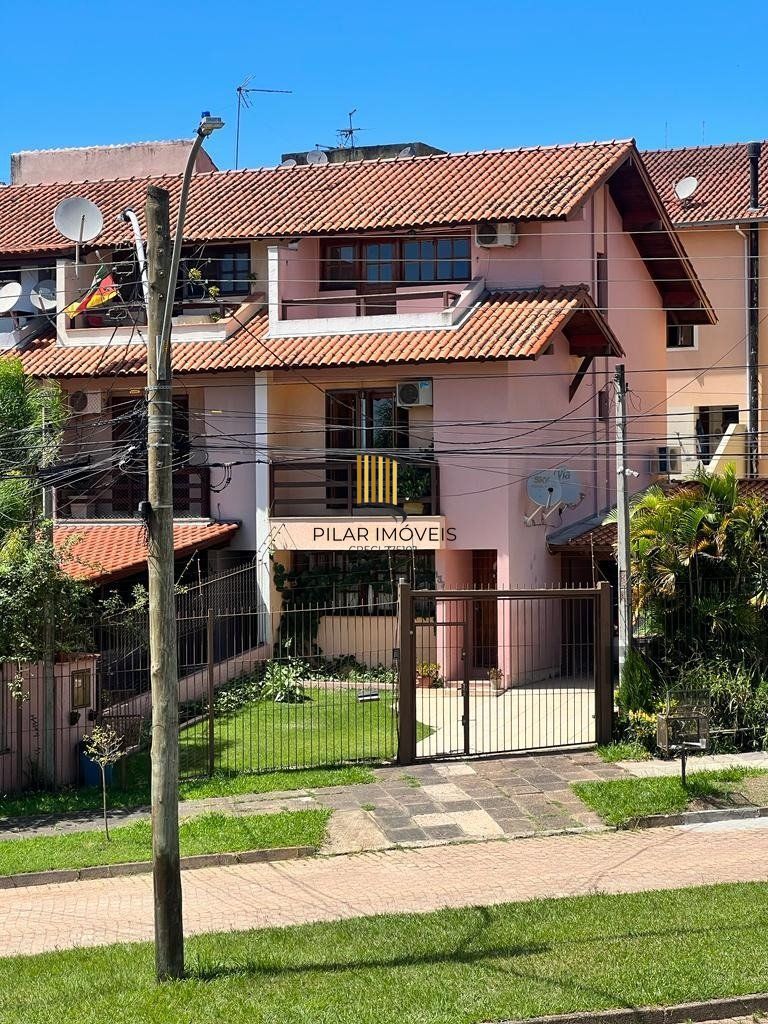 Casa com 3 dormitórios no bairro Morro Santana