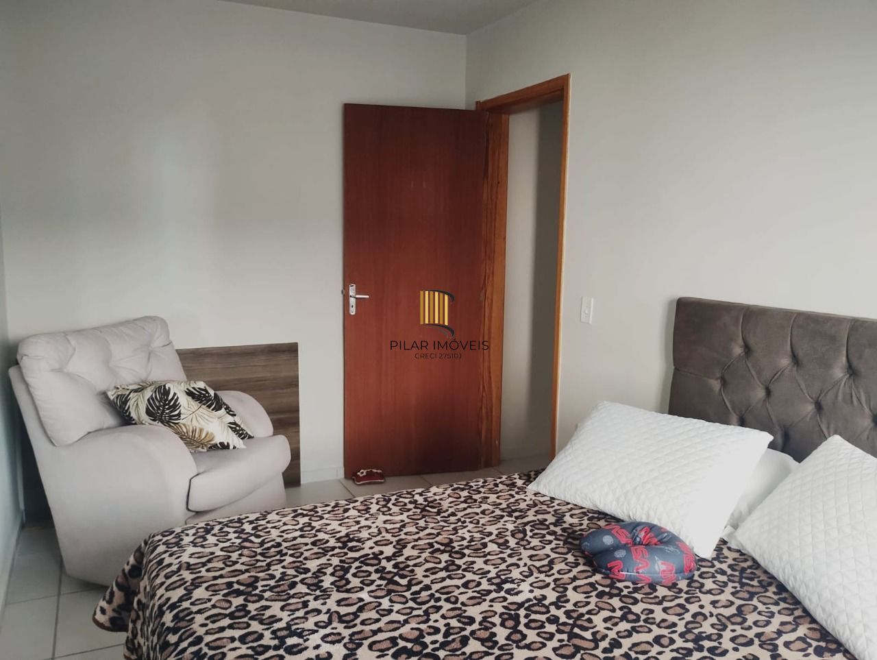 Apartamento de 2 dormitórios com vaga e portaria 24 horas !