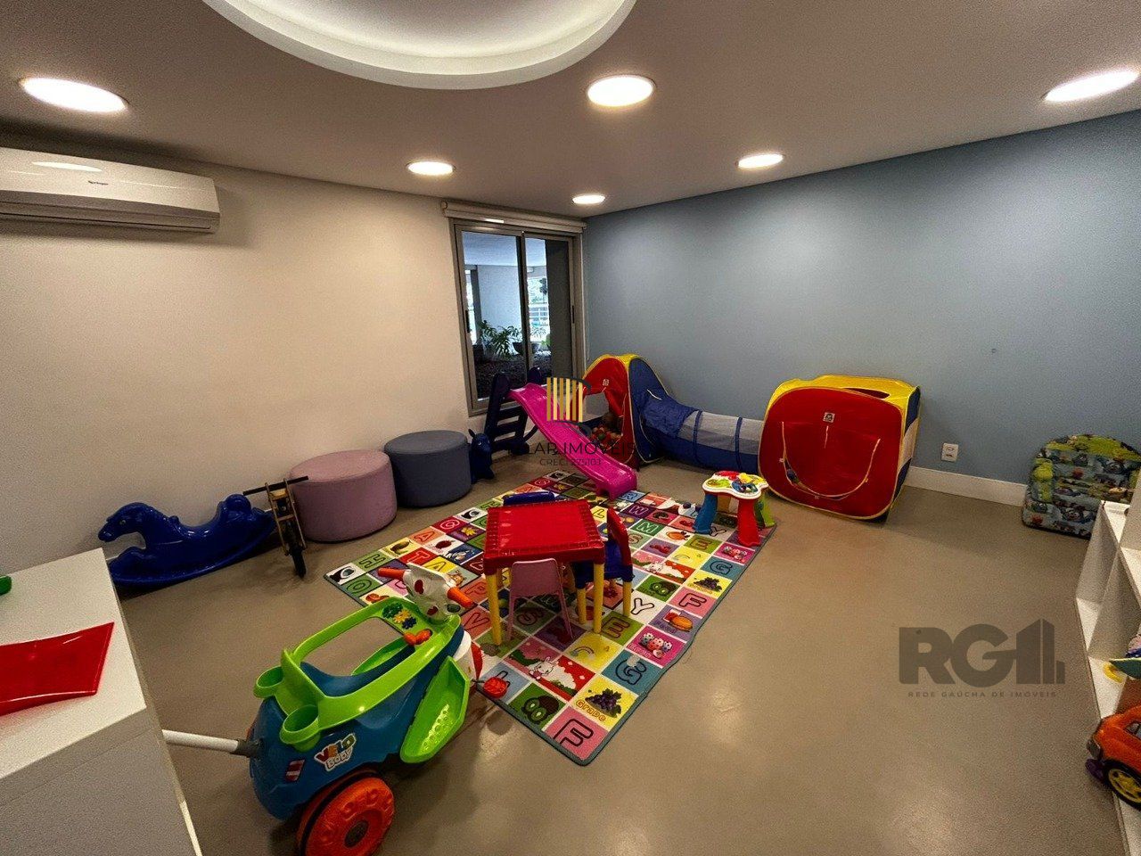 APARTAMENTO, 1 DORMITÓRIO, SACADA COM CHURRASQUEIRA, VAGA DE GARAGEM, BAIRRO PETRÓPOLIS, PORTO ALEGRE/RS