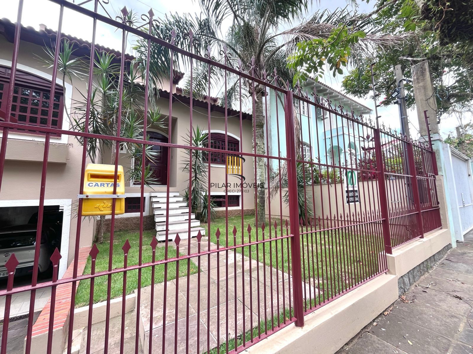 Casa com 04 quartos (01 suíte) 02 vagas no Bairro Jardim Sabará em Porto Alegre