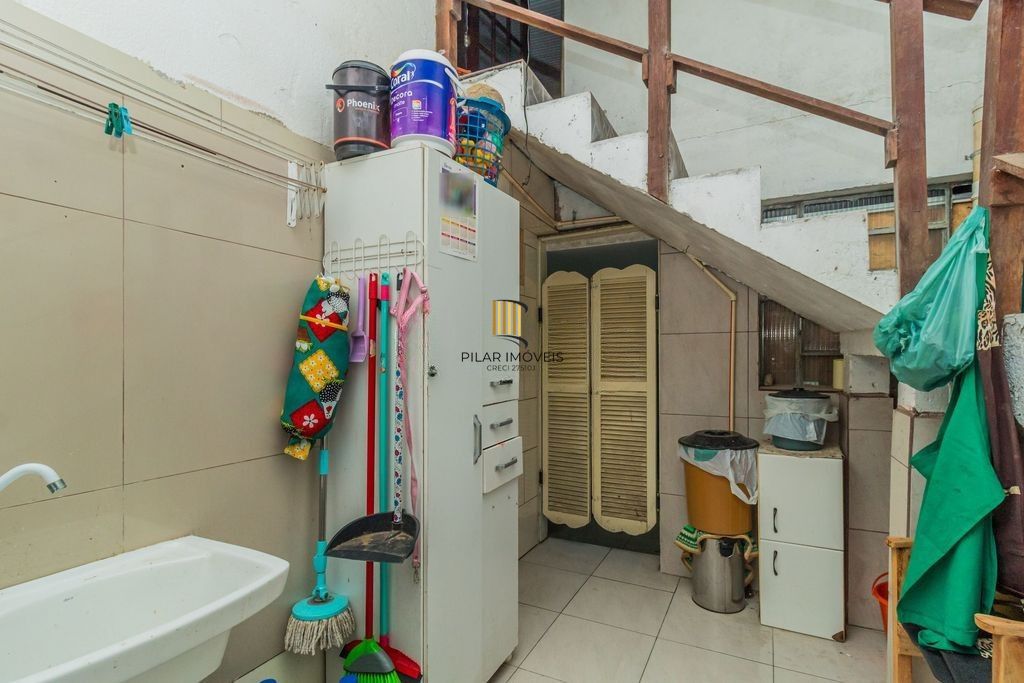 CASA 03 dormitórios, 2 suítes,  216m² privativos  com piscina no BAIRRO MEDIANEIRA