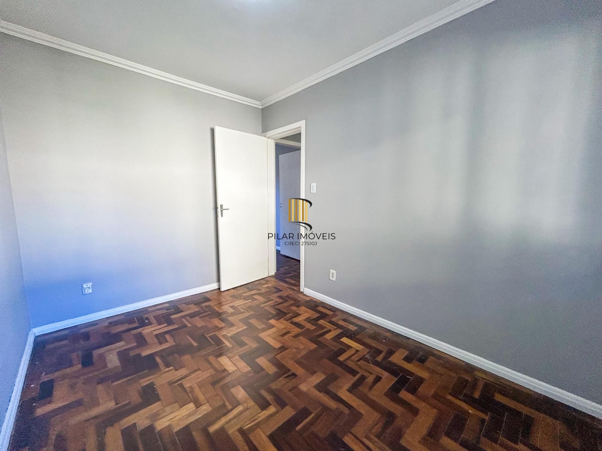 Ótimo apto 03 dormitórios, transformados em 2 dormitórios com living estendido no BAIRRO CRISTAL