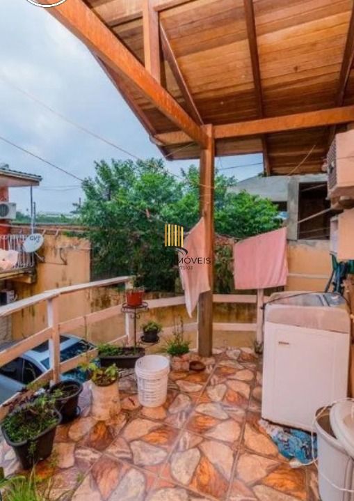 Casa de 3 dormitórios , com suíte , banheiro social , 2 apartamentos de 1 dormitório nos fundos ,vaga para 3 carros !