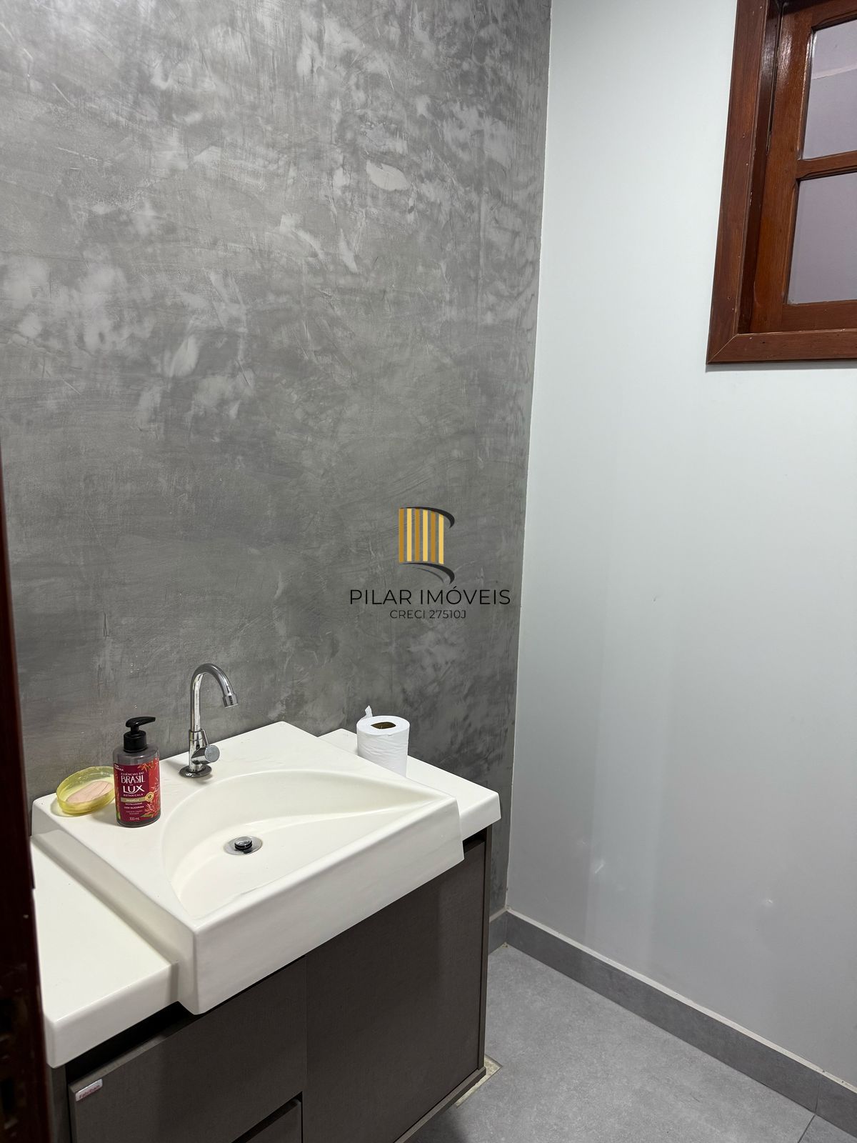 Casa com 03 quartos e 02 vagas de garagem