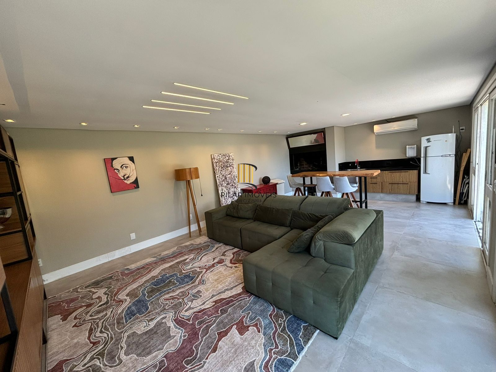 Casa 4 dormitórios, 1 suíte, 03 vagas, Bairro Três Figueiras, Porto Alegre.