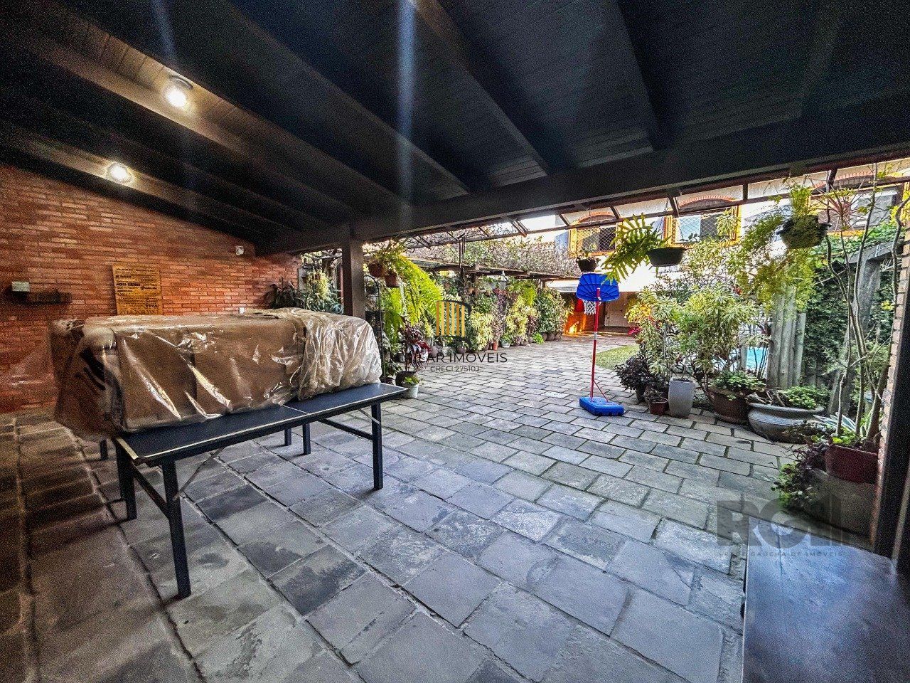 Casa 3 dormitórios, suíte, lareira, churrasqueira,, pátio, vaga garagem com 309 m² privativos.