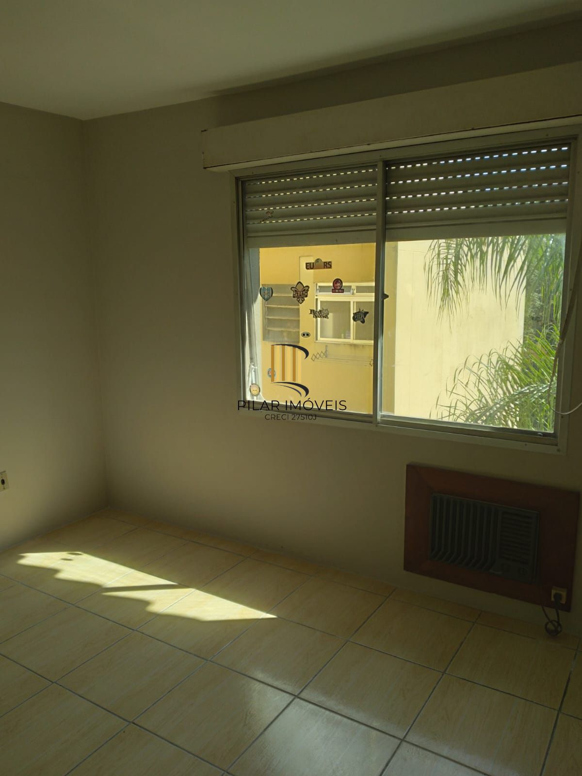 Apartamento com 02 quartos e 01 vaga escriturada e coberta, na Av. Antônio de Carvalho