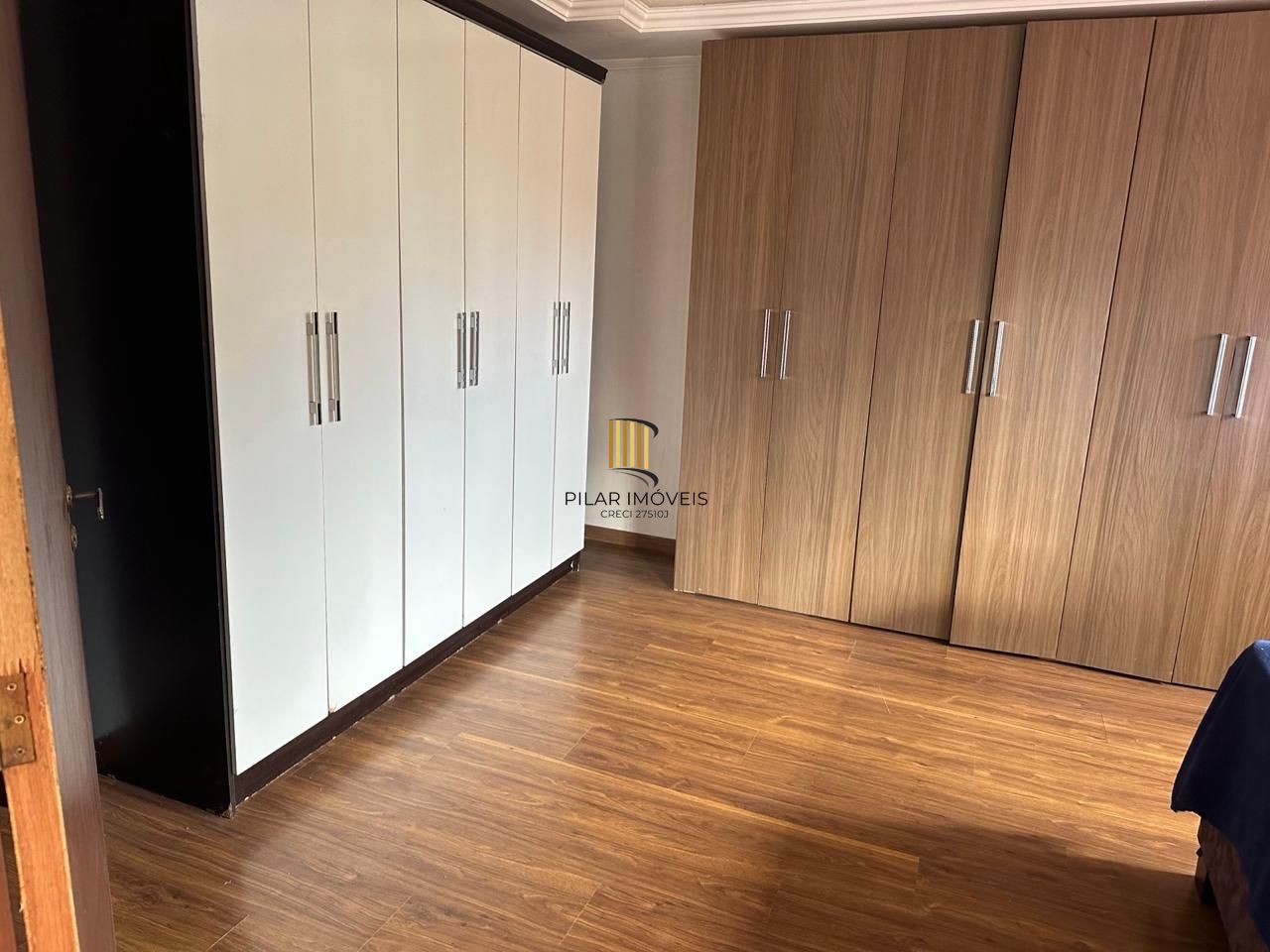 Casa com 03 quartos e 02 vagas de garagem