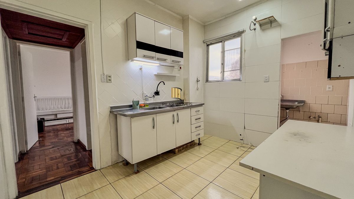 Apartamento com 02 quartos e 01 vaga, no Bairro Navegantes em Porto Alegre