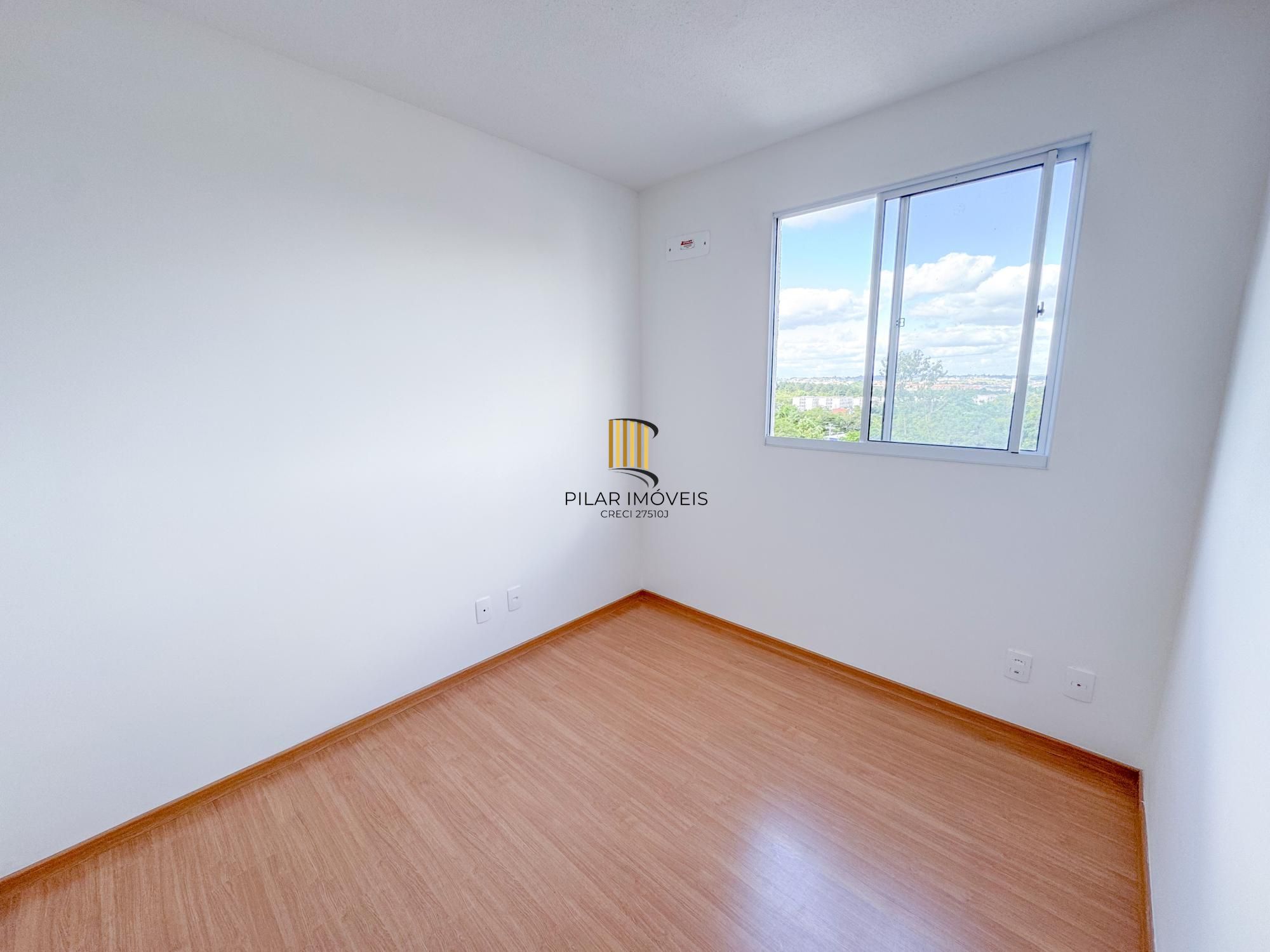 Apartamento com 02 quartos e 01 vaga escriturada, no Morro Santana