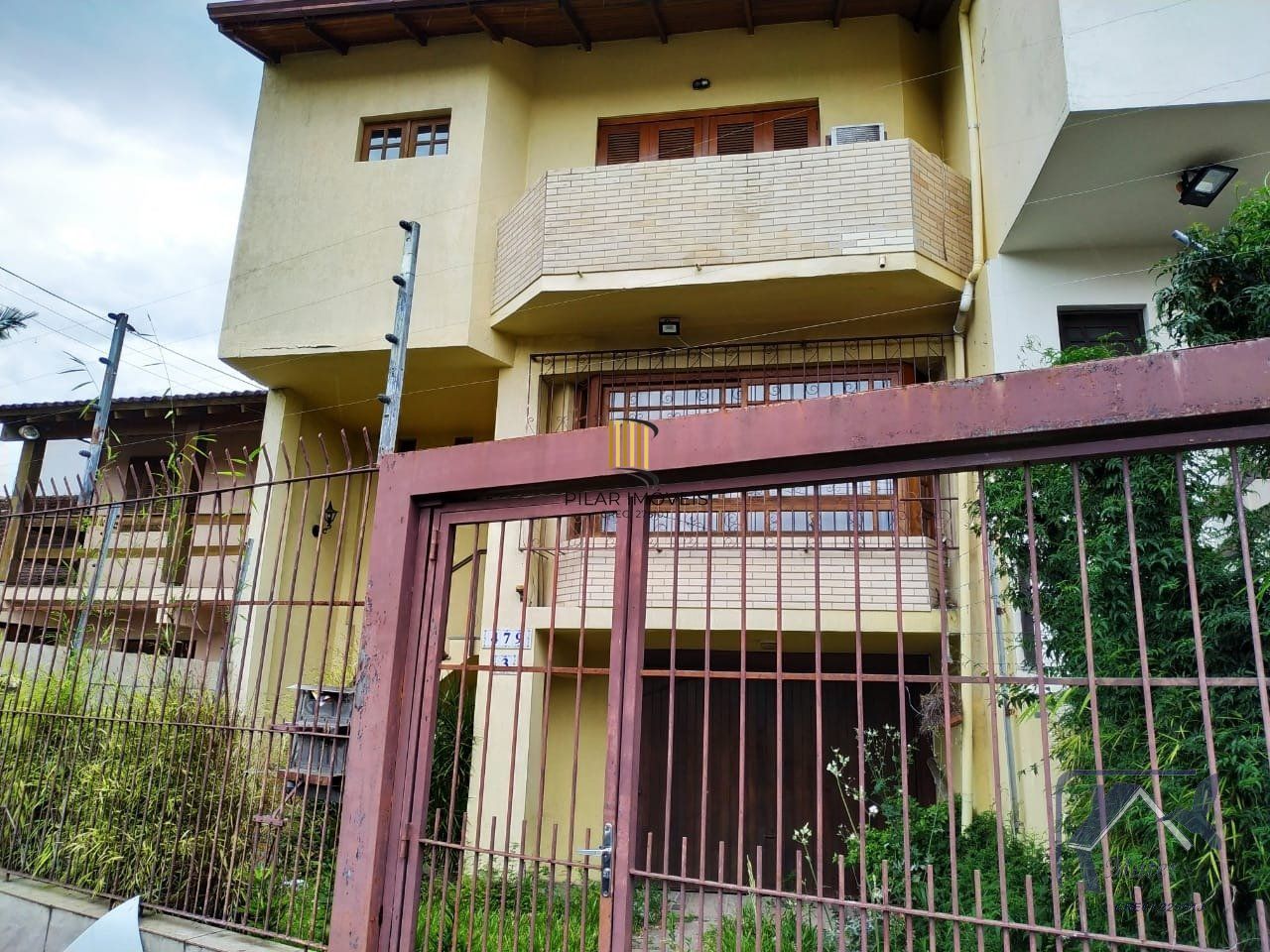 CASA COM 220m², 3 DORMITORIOS, SUITE, 4 VAGAS DE GARAGEM COBERTAS, BAIRRO IPANEMA, EM PORTO ALEGRE, RS