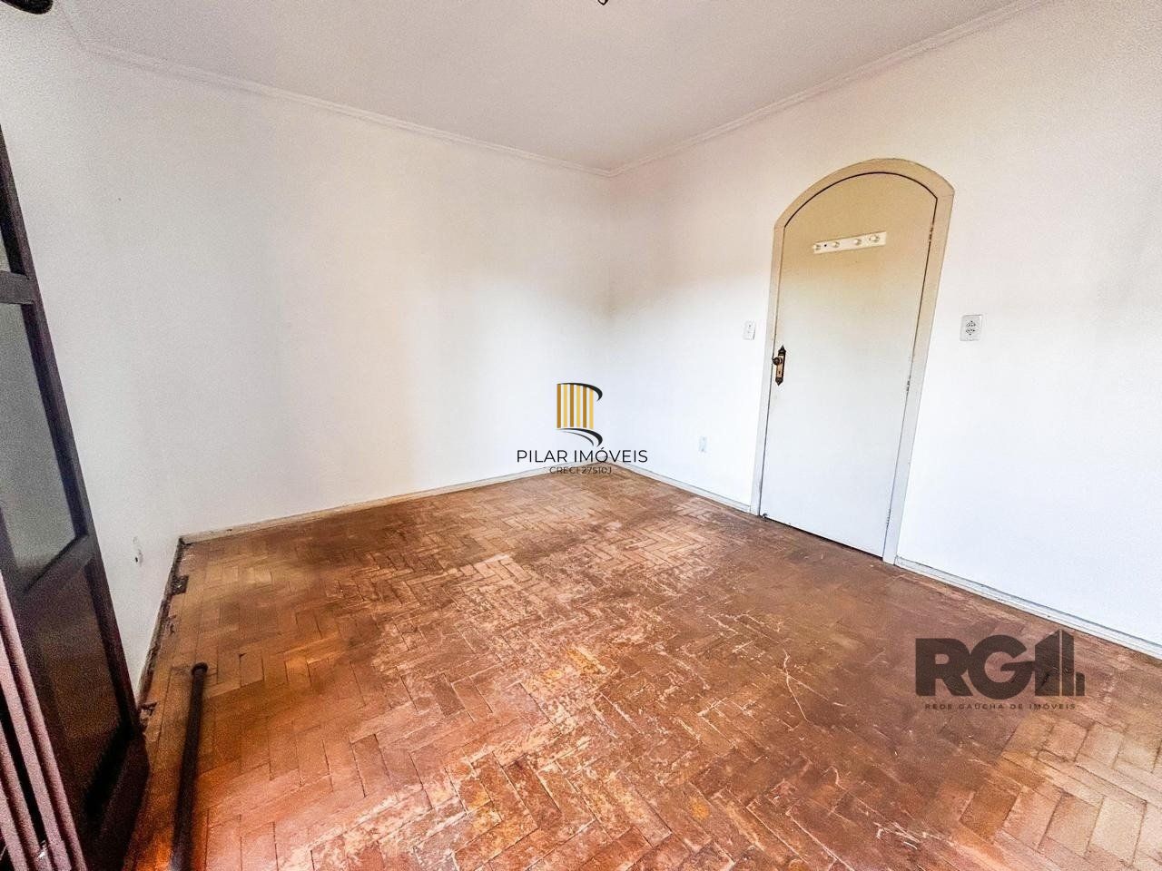 Casa com 2 salas comerciais, 3 quartos, vaga de garagem churrasqueira, suíte, no bairro Cavalhada, Porto Alegre/RS