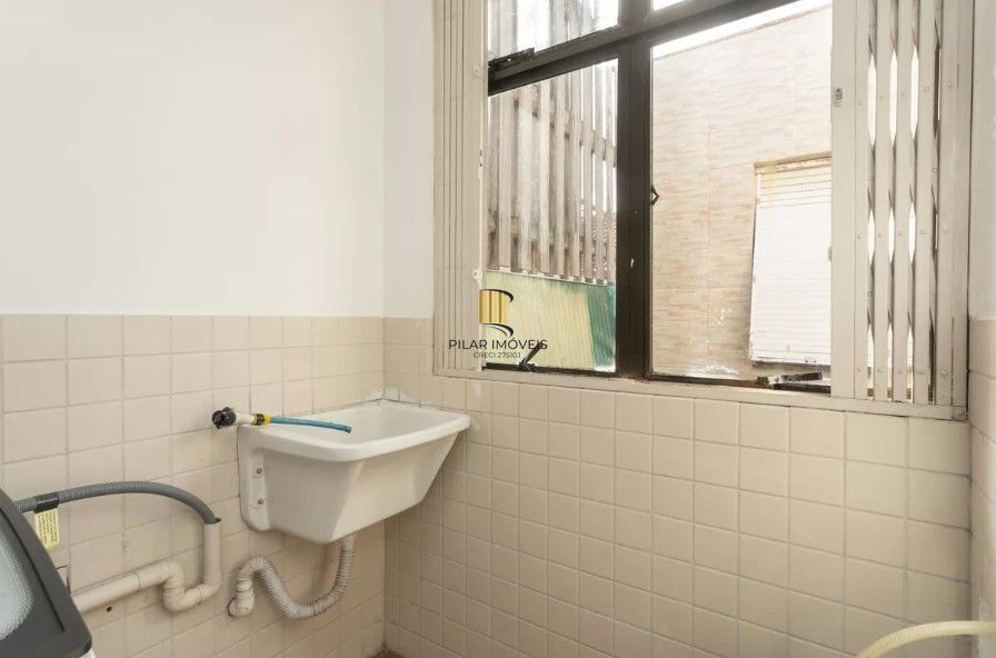 Amplo apartamento no Bairro Petrópolis com 2 vagas de garagem