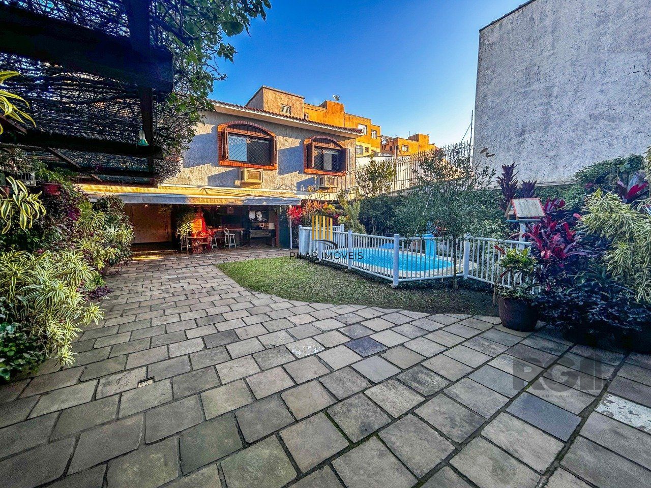 Casa 3 dormitórios, suíte, lareira, churrasqueira,, pátio, vaga garagem com 309 m² privativos.