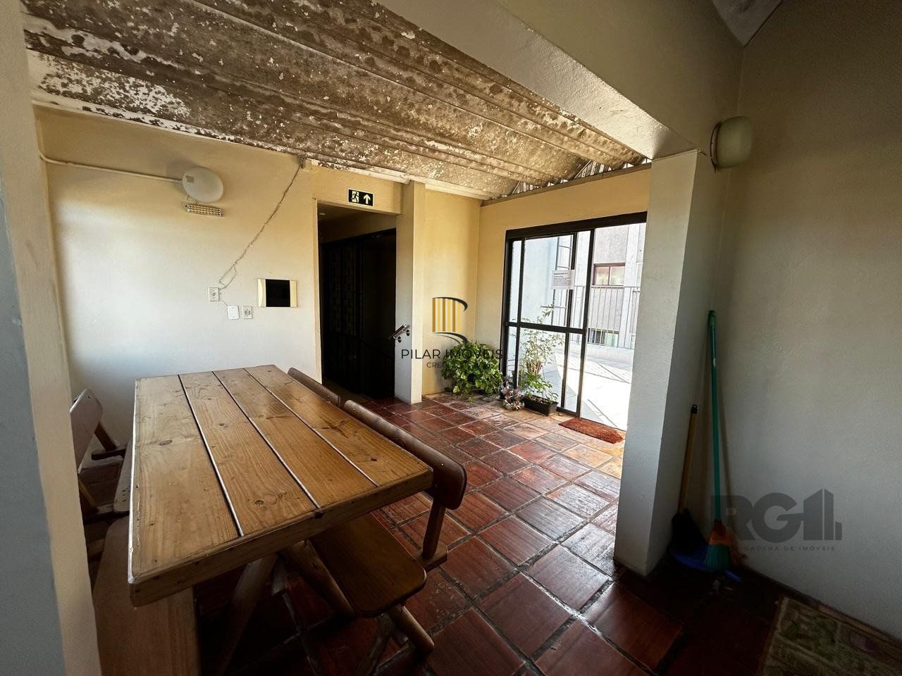 APARTAMENTO JK COM 1 QUARTO E GARAGEM COBERTA NO BAIRRO CAMAQUA PRÓXIMO À OTTO NIEMEYER