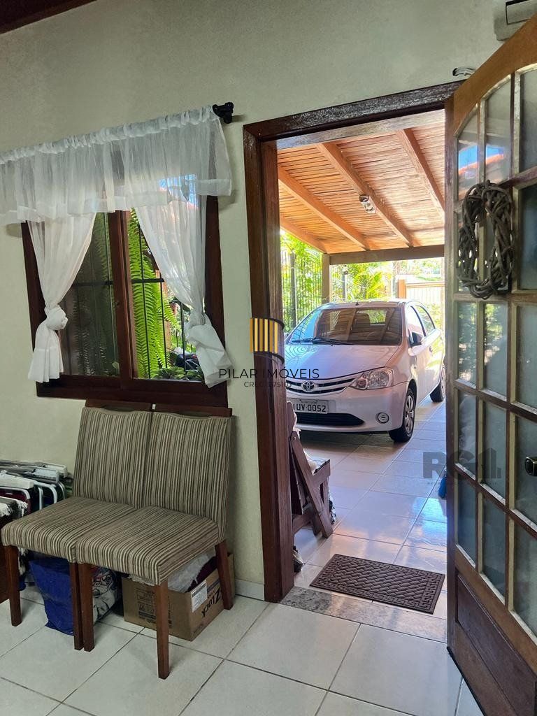 Casa com 3 dormitórios no bairro Morro Santana