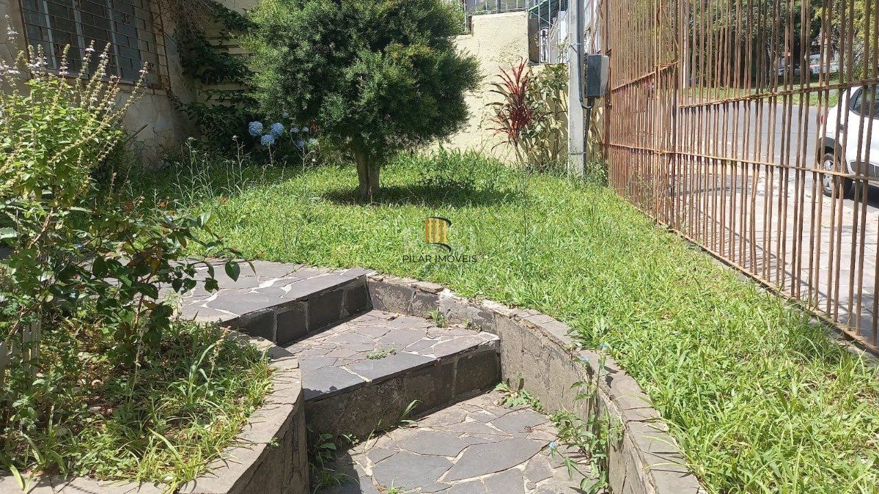 Casa  com 03 dormitórios e 01 suíte no Bairro Partenon Porto Alegre/RS