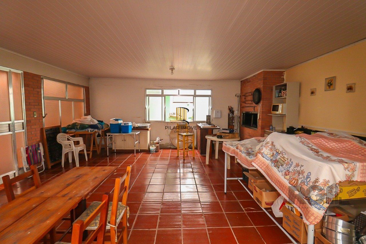 Casa com 2 quartos, vaga de garagem, churrasqueira, com 200m² privativos no centro de Esteio/RS