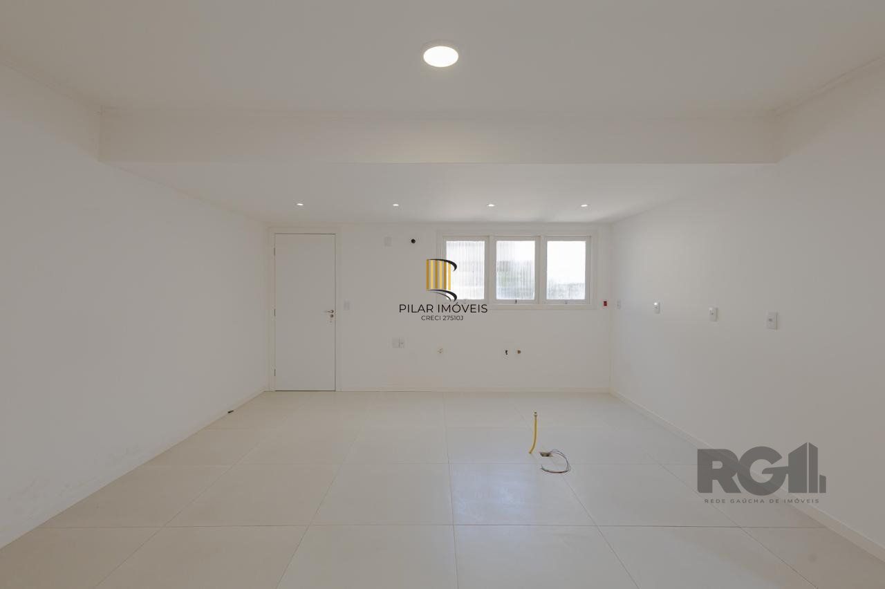 Casa de 3 dormitórios, suíte no bairro Teresópolis com 4 vagas de garagem