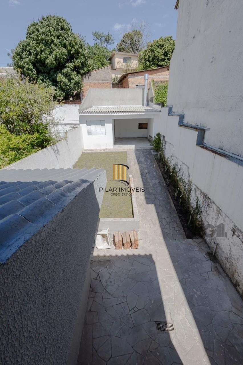 Casa de 3 dormitórios, suíte no bairro Teresópolis com 4 vagas de garagem